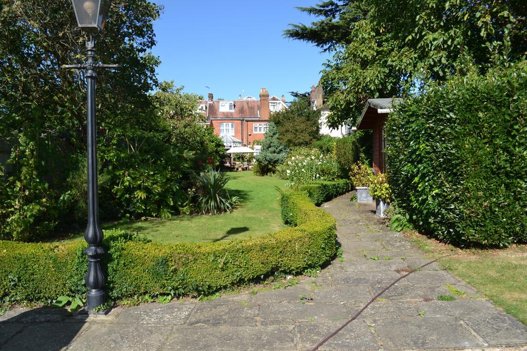 Cranleigh Hotel Reigate Extérieur photo